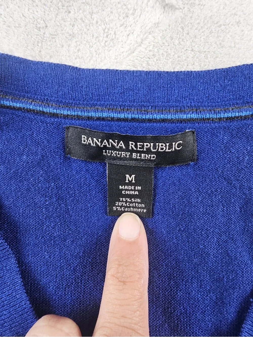 Banana Republic Luxury Blend V-Neck Sweater Mens Medium Silk/Cashmere Blend